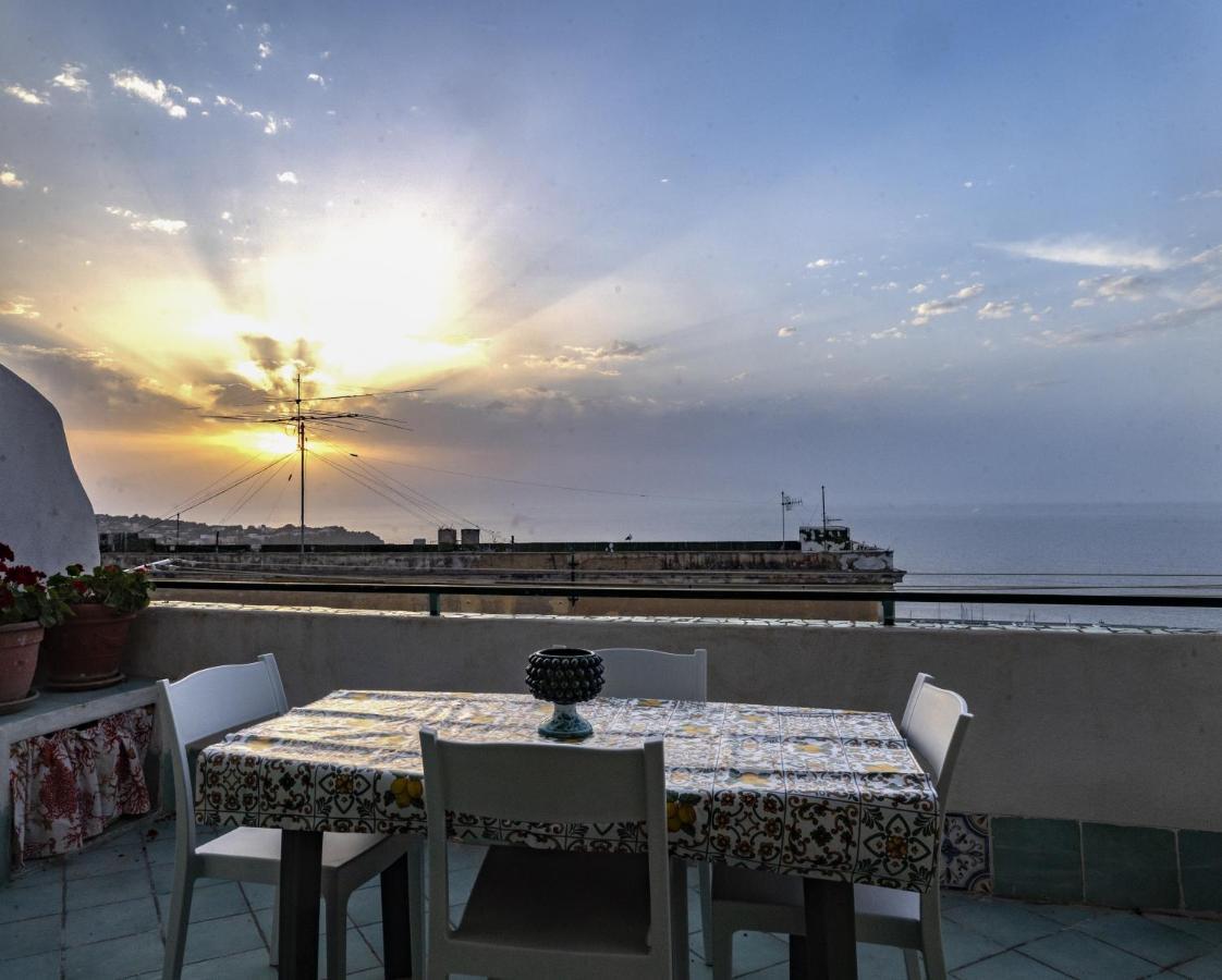 프로치다 Nel Punto Piu Alto Dell' Isola, Terrazza Con Vista Mozzafiato 아파트 외부 사진